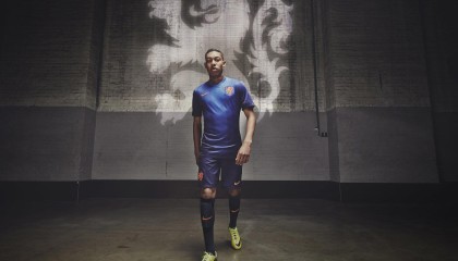 伯纳乌温情之夜，巨型TIFO致敬巴斯克斯，重现少年看台梦