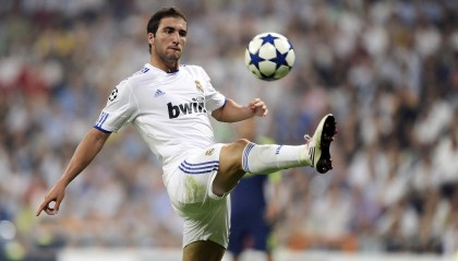 红魔主场激战红酒军团，费尔南德斯领衔新阵，德利赫特稳健首秀