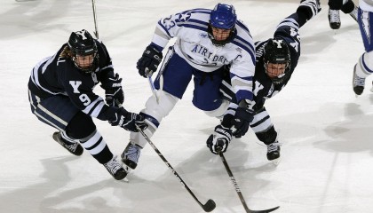 西甲联赛激战正酣，皇马巴萨上演巅峰对决